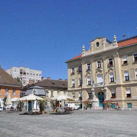 Stylish Historic Flat For 4 In Heart Of Oldbuda Budapest Bagian luar foto