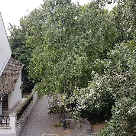 Stylish Historic Flat For 4 In Heart Of Oldbuda Budapest Bagian luar foto