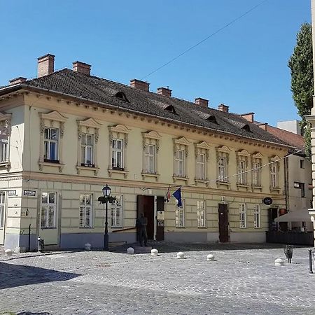 Stylish Historic Flat For 4 In Heart Of Oldbuda Budapest Bagian luar foto