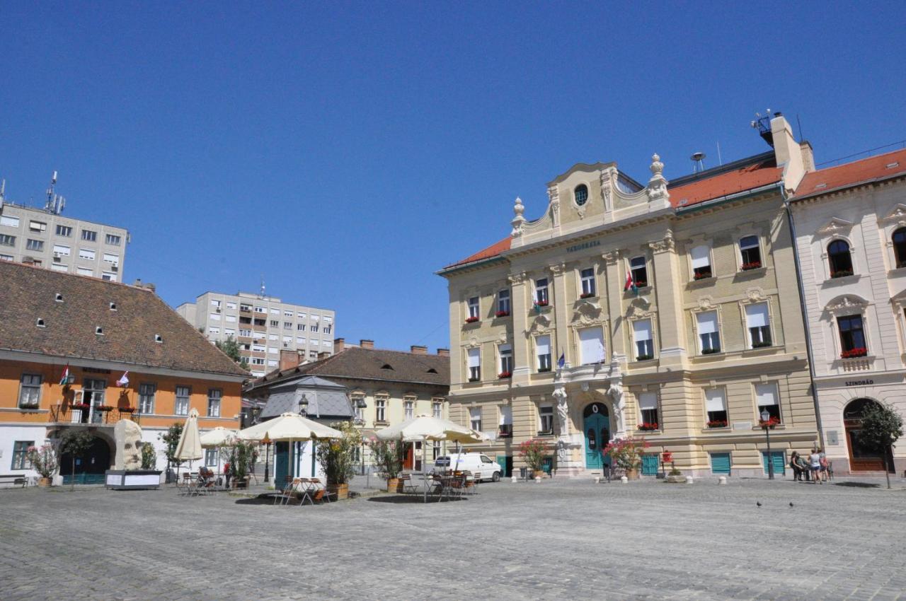 Stylish Historic Flat For 4 In Heart Of Oldbuda Budapest Bagian luar foto