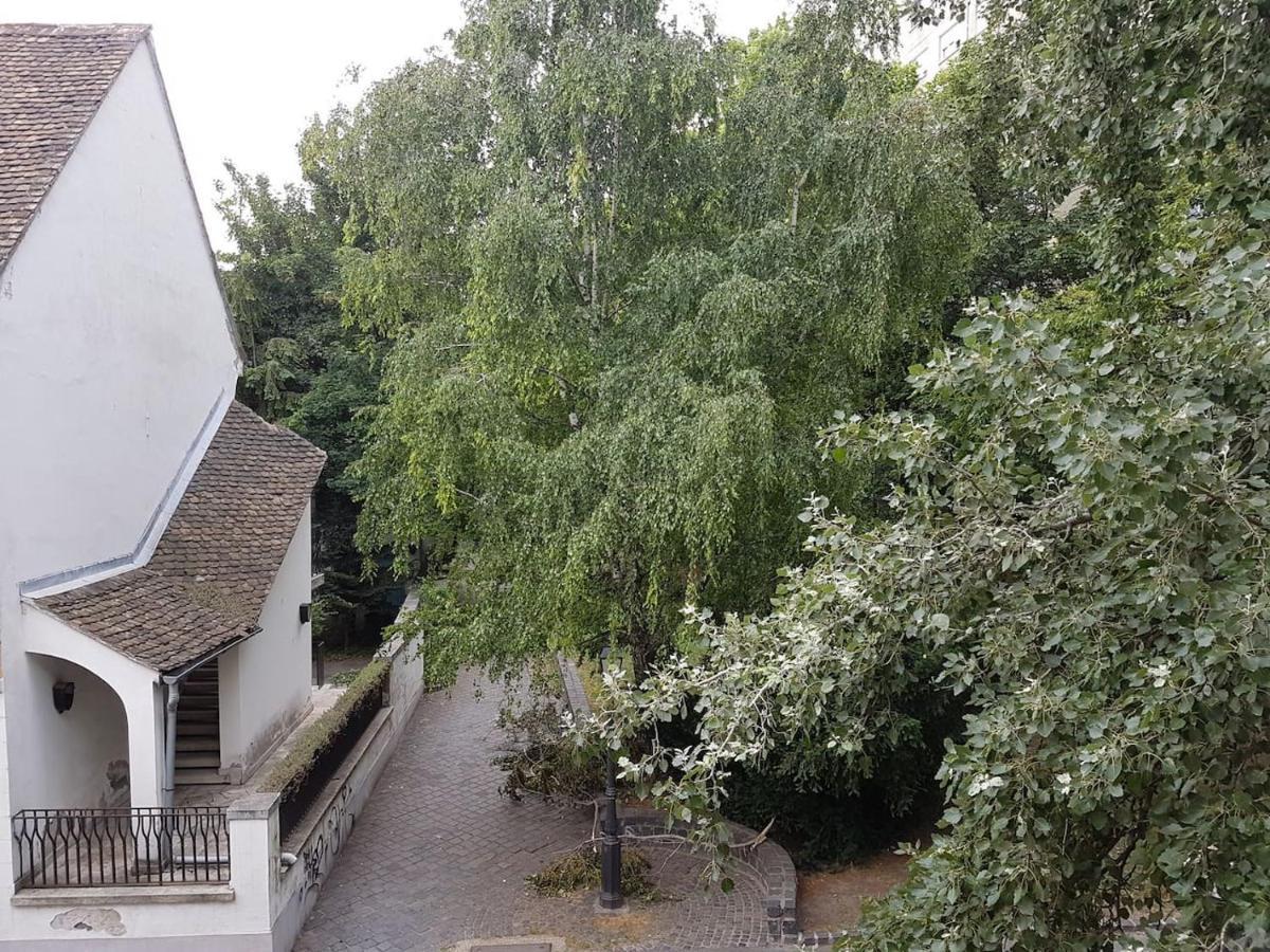 Stylish Historic Flat For 4 In Heart Of Oldbuda Budapest Bagian luar foto