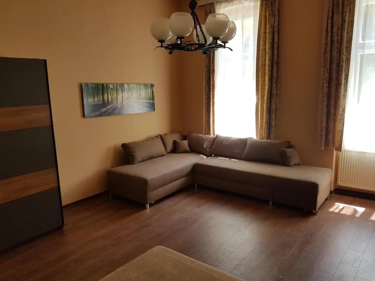 Stylish Historic Flat For 4 In Heart Of Oldbuda Budapest Bagian luar foto