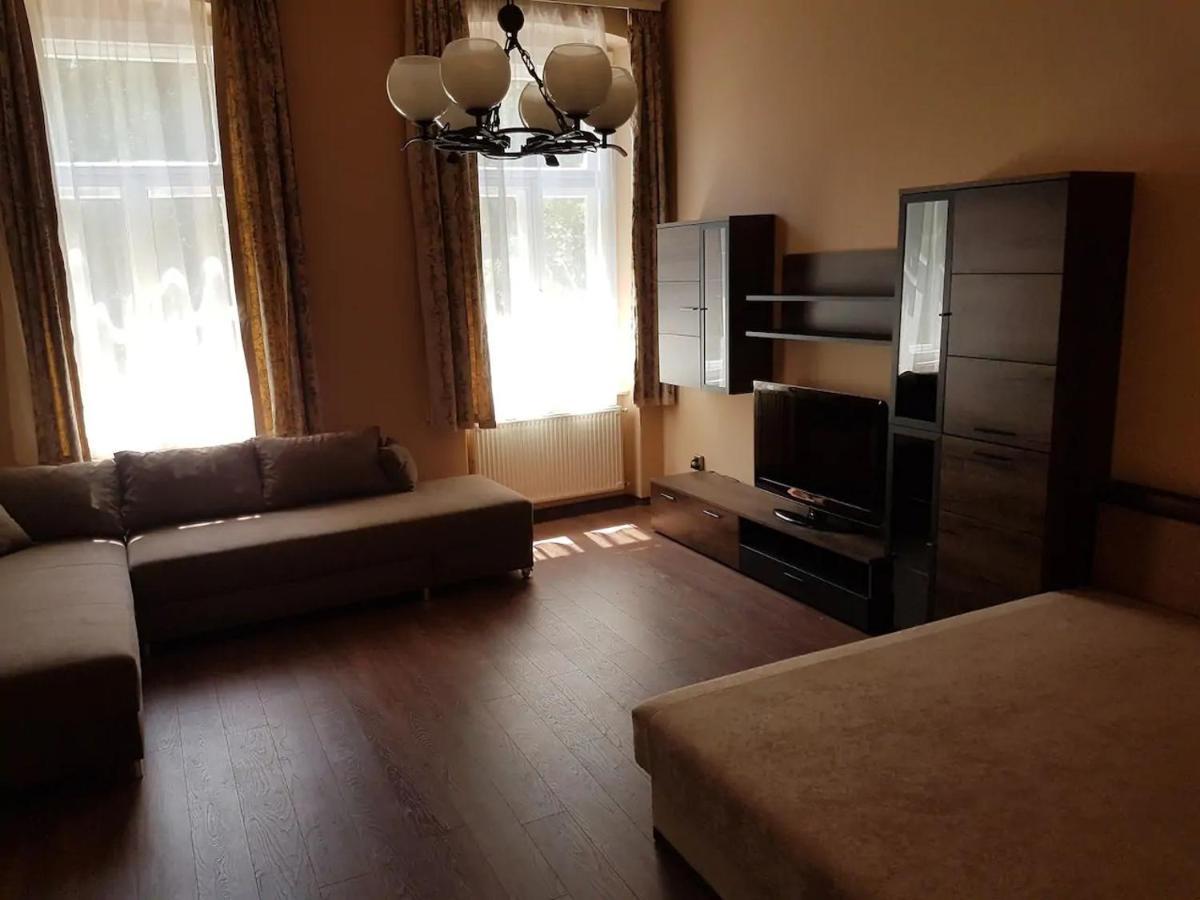 Stylish Historic Flat For 4 In Heart Of Oldbuda Budapest Bagian luar foto