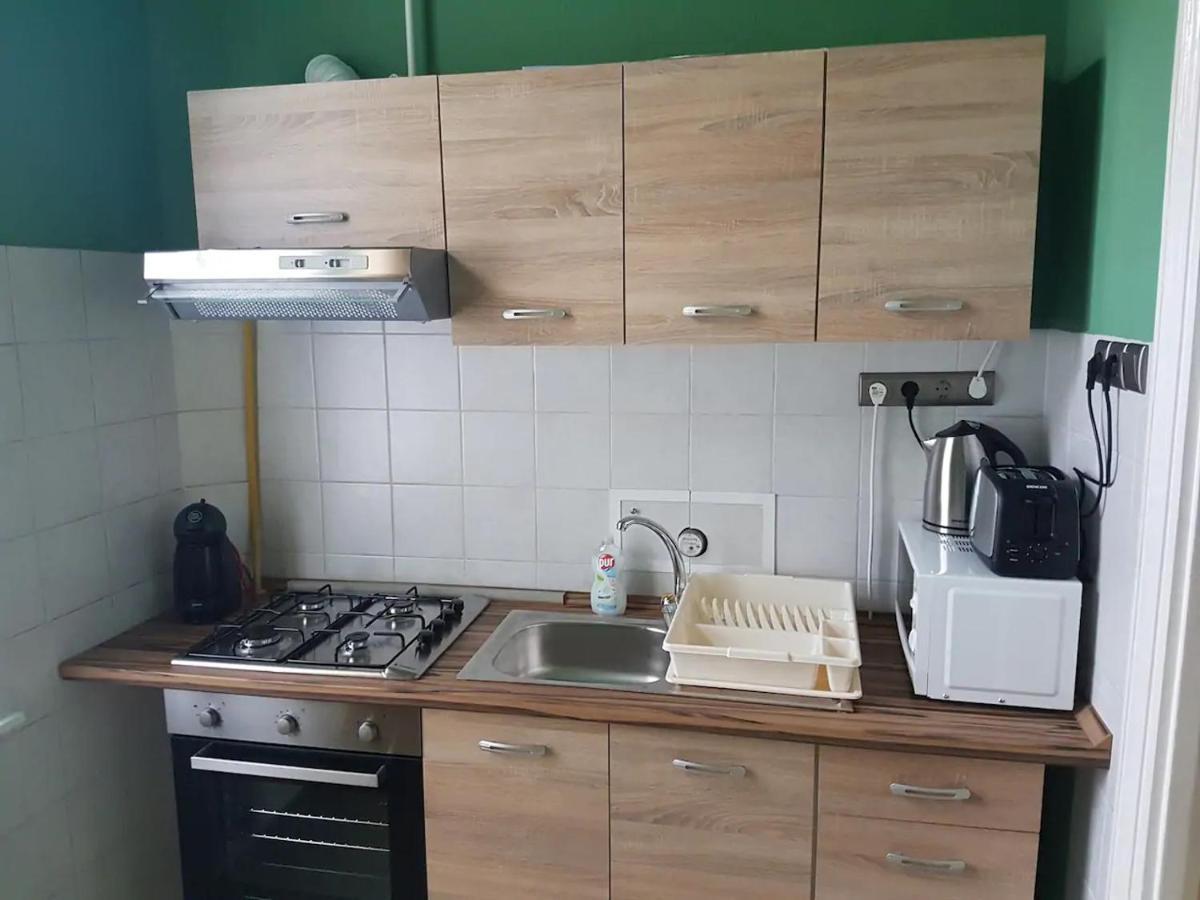 Stylish Historic Flat For 4 In Heart Of Oldbuda Budapest Bagian luar foto