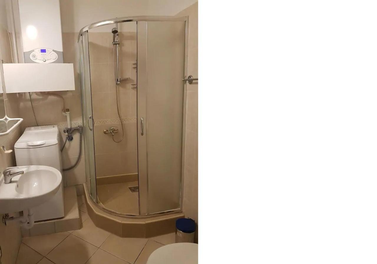 Stylish Historic Flat For 4 In Heart Of Oldbuda Budapest Bagian luar foto